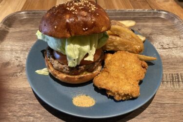 岡山本町『ハレバレバーガー』牛肉１００％チーズバーガーとフライドチキン