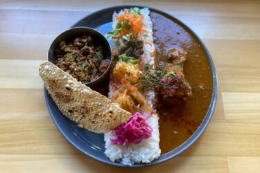 倉敷市『カレーとコーヒーの店７７４』辛くない２種あいがけスパイスカレー