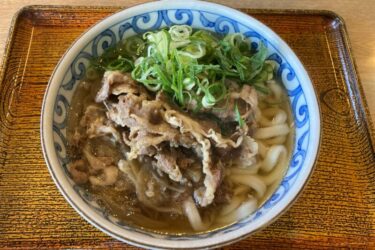 倉敷水島『らくらくうどん児島店』牛肉メガ盛り肉うどんと肉巻きおにぎり！