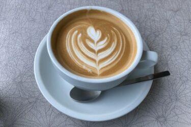 倉敷市児島『ネイバーコーヒー』オシャレにテラス席でホットカフェラテ！