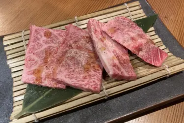 倉敷市鶴形『熟成焼肉にくまにあ』熟成ハラミとロースの炙りすき焼き！