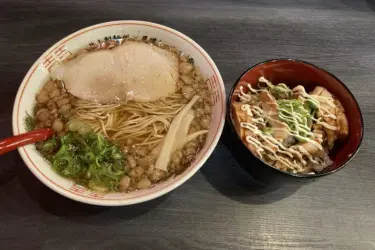 岡山市中区『尾道ラーメン燈高島店』岡山名物とりめしと尾道ラーメン！