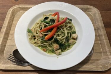 岡山駅前『グリーンベリーズコーヒー』ローストチキンのジェノベーゼパスタ