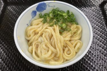 香川県丸亀『讃岐麺食堂縁や』広々セルフうどん店で鶏天釜玉うどん！