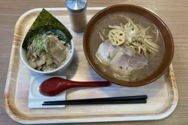 倉敷有城『くらいち』赤味噌ラーメンとチャーシュー丼でご飯食べ放題！