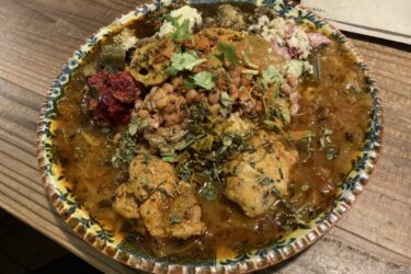 兵庫神戸『ニューヤスダヤ』チキンとキーマ２種あいがけスパイスカレー！