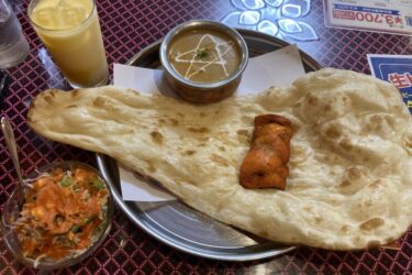 岡山駅地下『スンダルマハール』デカ過ぎバターナンとチキンカレーランチ！