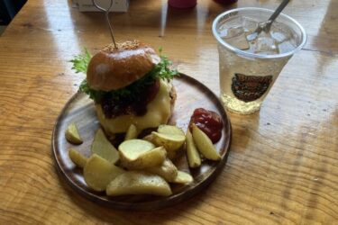 岡山表町『バーガーシックポッセ』チーズバーガーとフライドポテトランチ